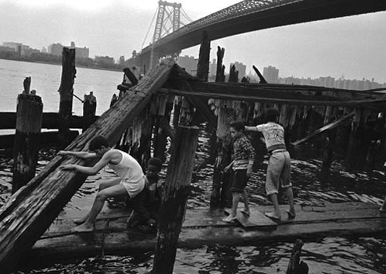 East River raft, Williamsburg, Brooklyn (Сплав по Ист-Ривер, Вилльямсбург, Бруклин) 1958