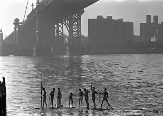 East River raft, Williamsburg, Brooklyn (Сплав по Ист-Ривер, Вилльямсбург, Бруклин) 1958