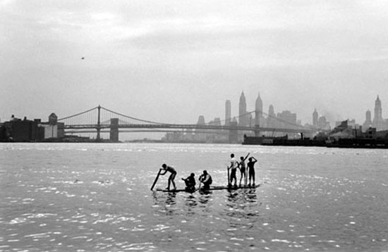 East River raft, Williamsburg, Brooklyn (Сплав по Ист-Ривер, Вилльямсбург, Бруклин) 1958