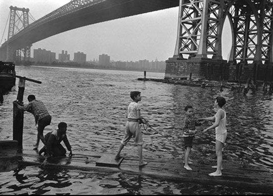 East River raft, Williamsburg, Brooklyn (Сплав по Ист-Ривер, Вилльямсбург, Бруклин) 1958