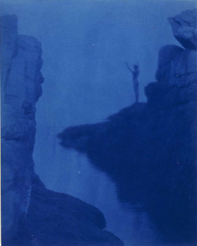 Nude boy in rocky landcape above water, arms raised, silhouette (Нагой мальчик с поднятыми руками в скалистом ландшафте над водой, силуэт), 1905