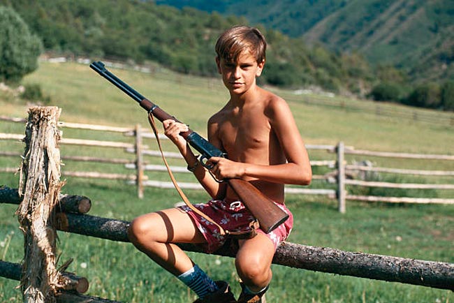 Boy holding rifle (Мальчик с ружьём)