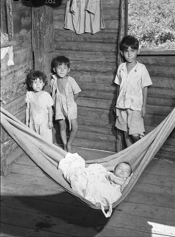 Children of a farm laborer in their house which is on land FSA is buying for a tenant purchase project (Дети сельскохозяйственного рабочего в их доме, находящемся на земле, которую АЗФХ покупает для проекта выкупа арендаторами), Dec.1941