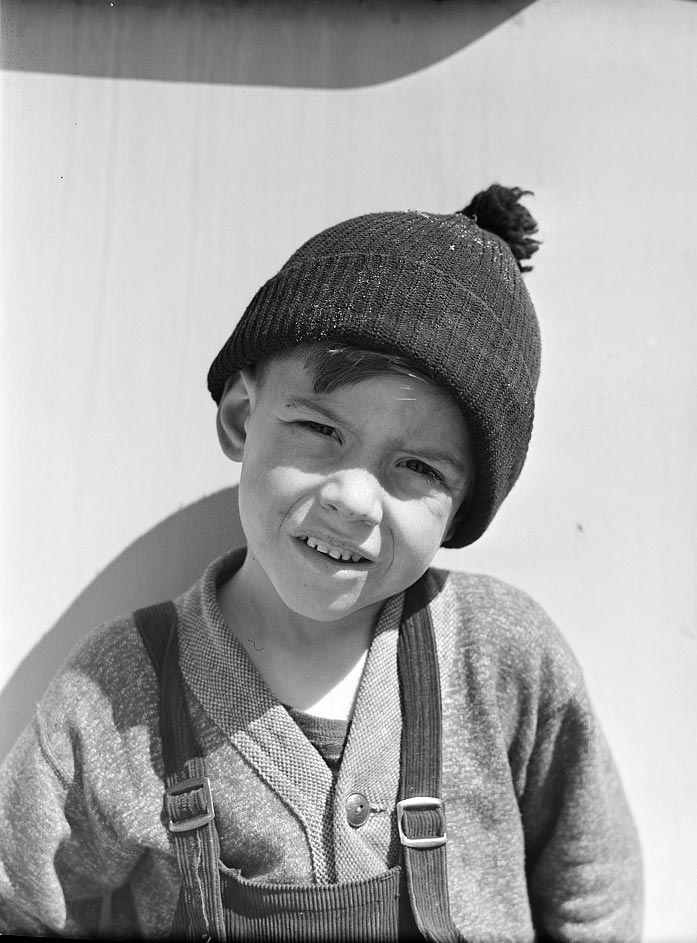 Child of a migratory construction worker living in a trailer settlement (Ребенок мигрирующего строителя, живущего в поселке трейлеров), March 1941