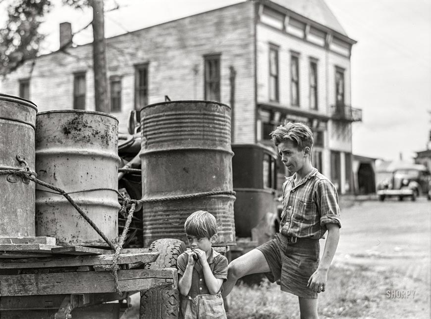 Two of the children of Mr. Earl J. Brown helping to get the last few belongings out of their farm in the Pine Camp expansion area (Двое детей мистера Эрла Дж. Брауна помогают вывозить последние вещи с их фермы в районе расширения военного лагеря), August 1941