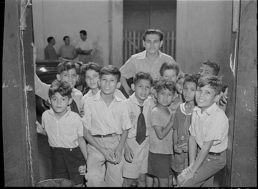 Children crowding around to watch the photographer (Дети, столпившиеся, чтобы посмотреть на фотографа), Jan.1942