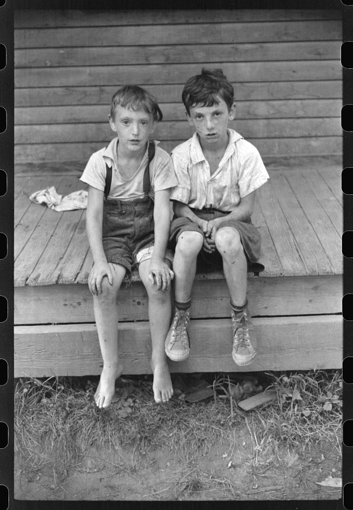 Children of Albert Lynch, FSA (Farm Security Administration) client (Дети Альберта Линча, клиента FSA (Администрация по защите фермерских хозяйств)), 1941