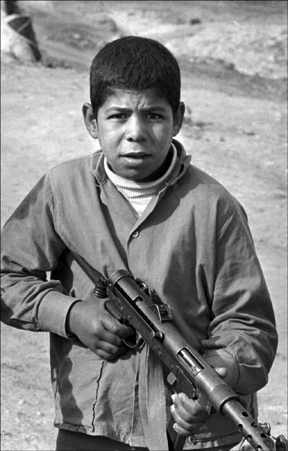 Children are trained by the F P.L P. (Тренировка детей в лагере Фронта Освобождения Палестины), In the outskirts of Amman, Cisjordan