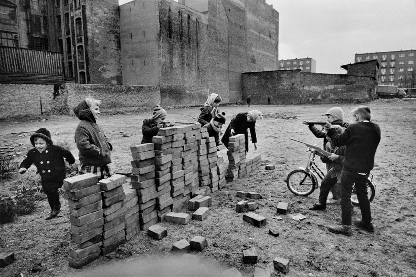 Children playing at 'building the Wall' (Дети играют в строительство стены). West Berlin, 1962