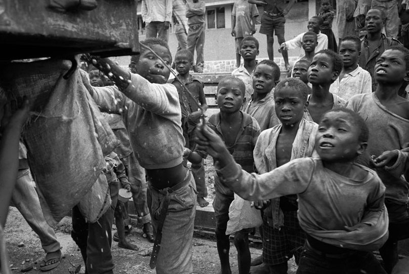 Children waiting for P.A.M. to hand out food (Дети ждут раздачу пищи от ПАМ), Angola, 1994