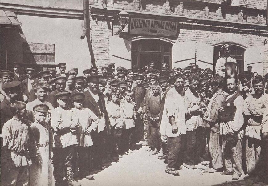 Перед казённой винной лавкой (In front of a state-owned wine shop)