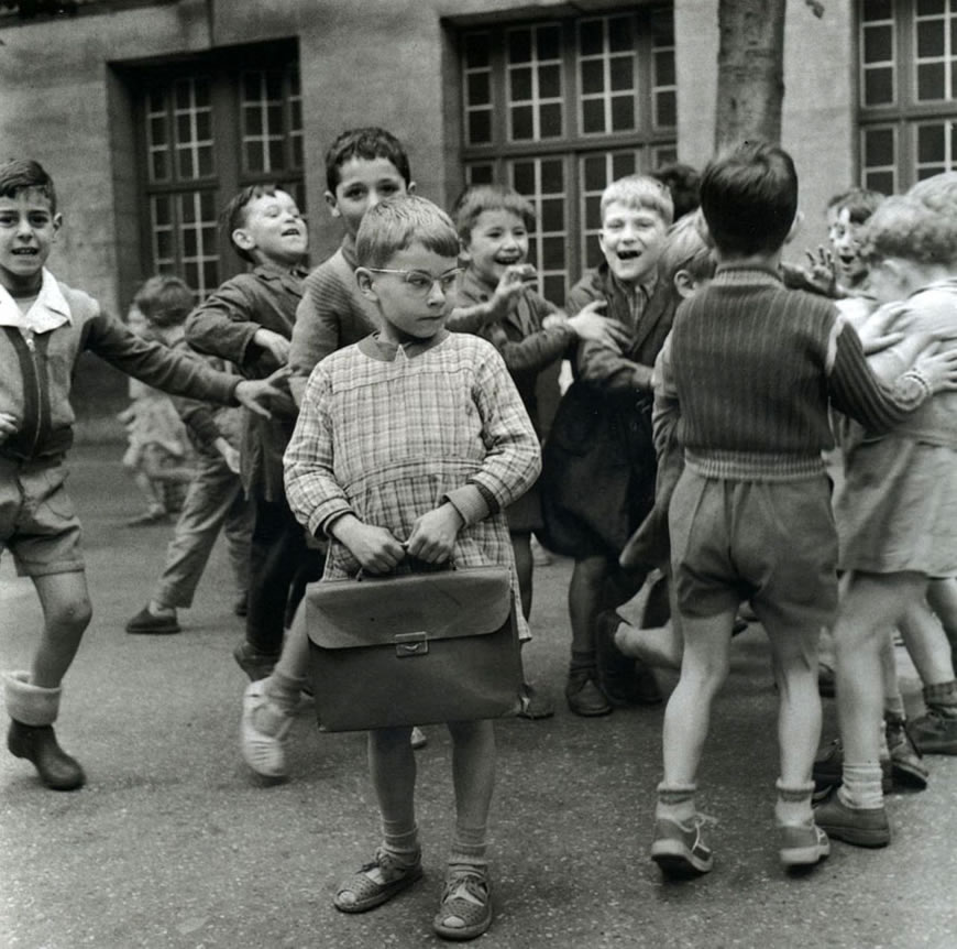 Enfant sage en cour de récréation, Paris (Умный ребёнок на детской площадке), 1954