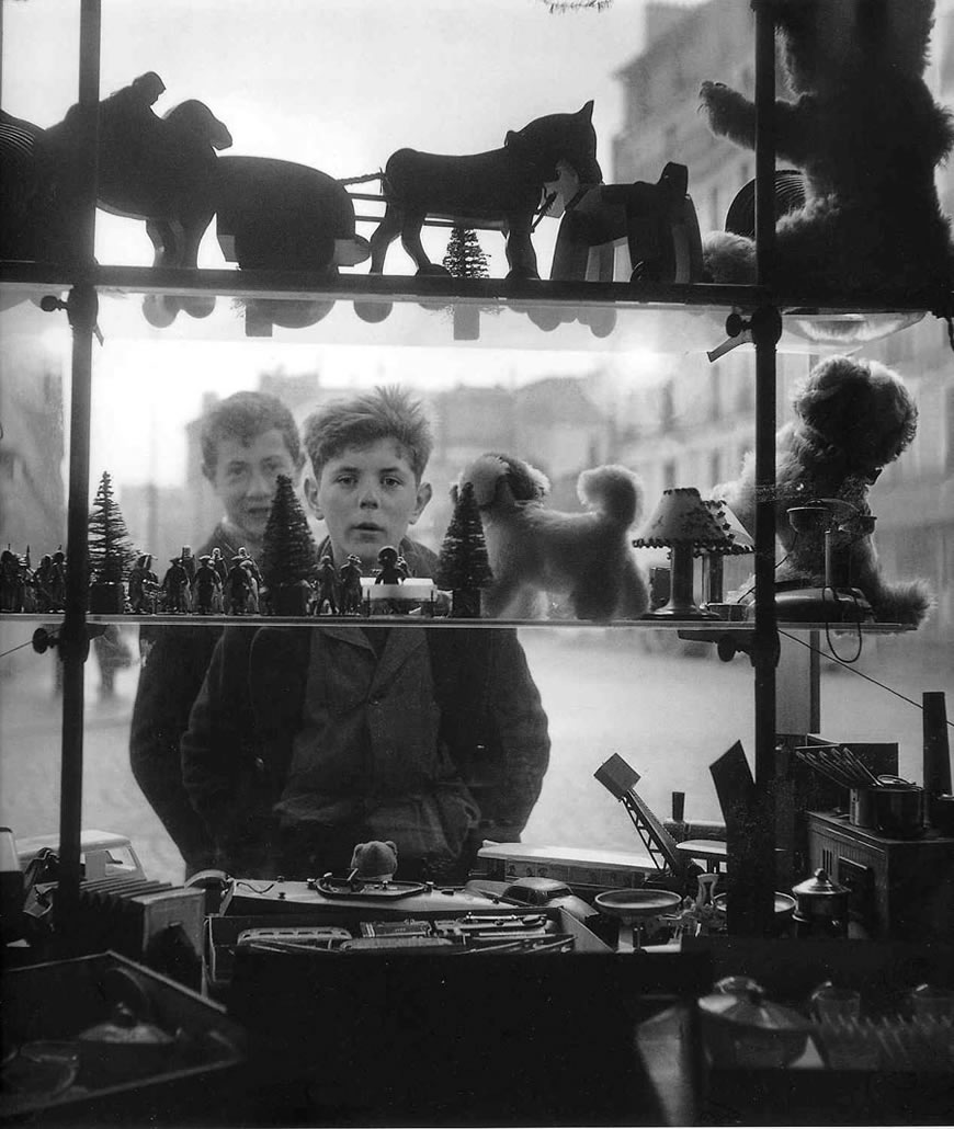 Shop Window (Витрина магазина), 1947