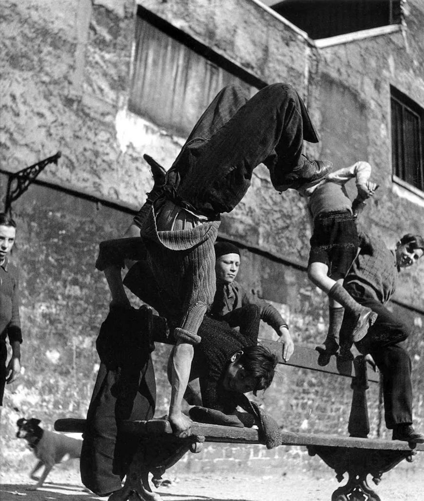 Street Gymnastics (Уличные гимнасты), 1934