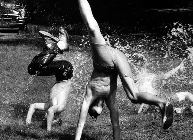 Children playing in fire house spray (Дети, играющие под струями распылителя для поливки), 1962