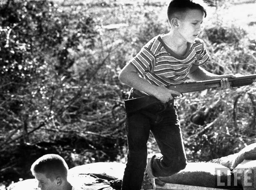 Boys stationed with their families at Guantanamo Naval Base playing with toy guns at the height of the Cuban crisis (Мальчики из семей, расквартированных на военно-морской базе США в Гуантанамо, играют с игрушечными ружьями в разгар Карибского кризиса, 1962