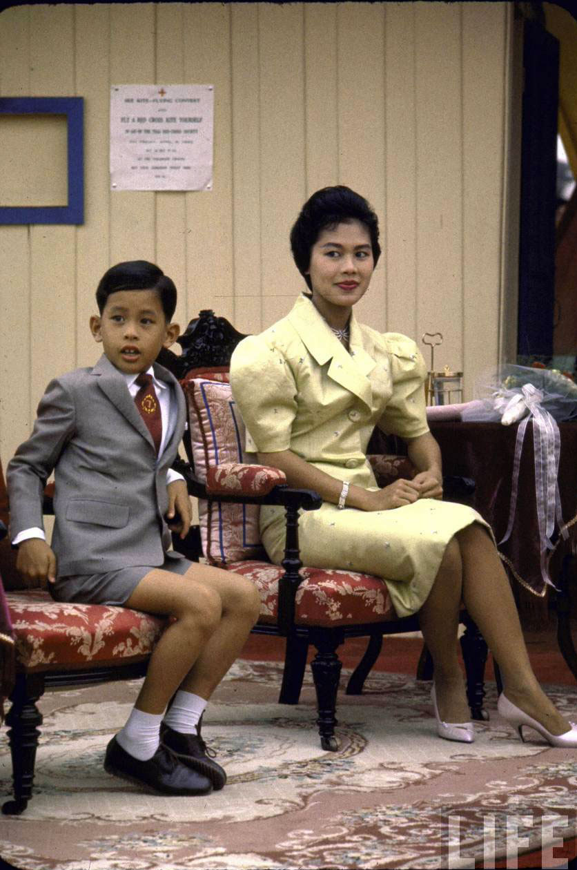 Thailand's Prince Vajiralongkorn sitting w. his mother Queen Sirikit (Таиландский принц Ватчиралонгкорн сидит рядом с мамой королевой Сирикит), 1960