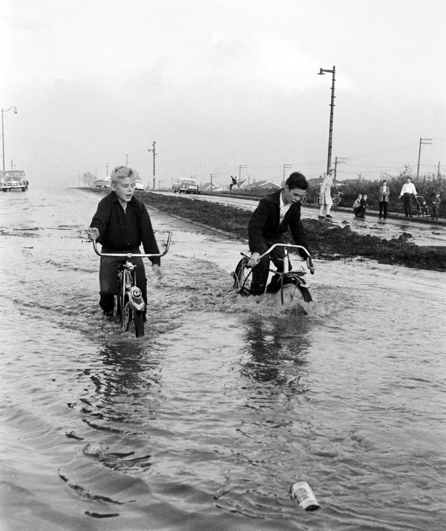 Young boys attempting to bicycle through a flood (Мальчики преодолевают наводнение на велосипедах), 1954