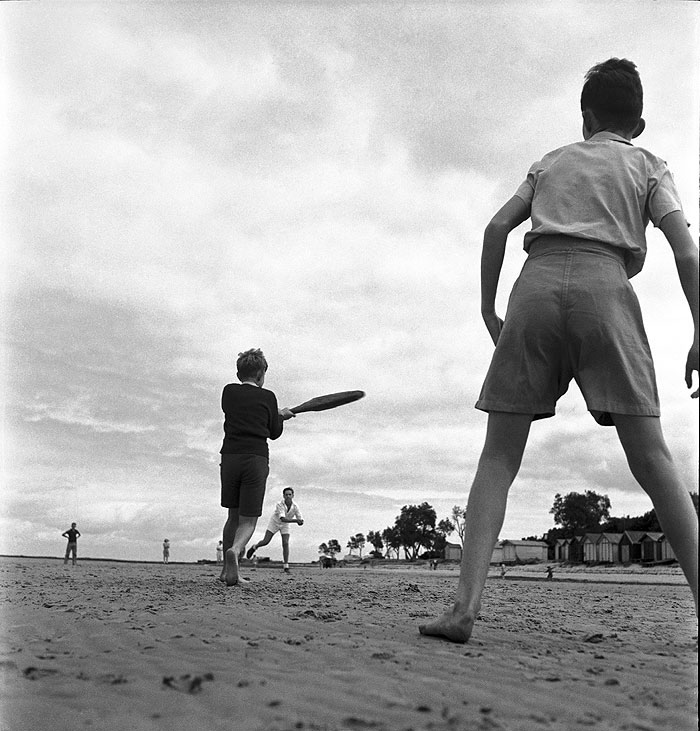 Boys playing cricket at the beach (Мальчишки, играющие в крикет на пляже), 1946