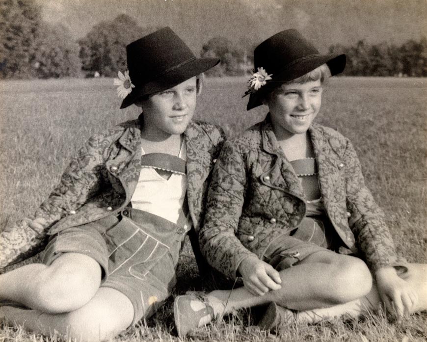 Two boys, twins on vacation in Bavaria (Два мальчика, близнецы на отдыхе в Баварии), 1932