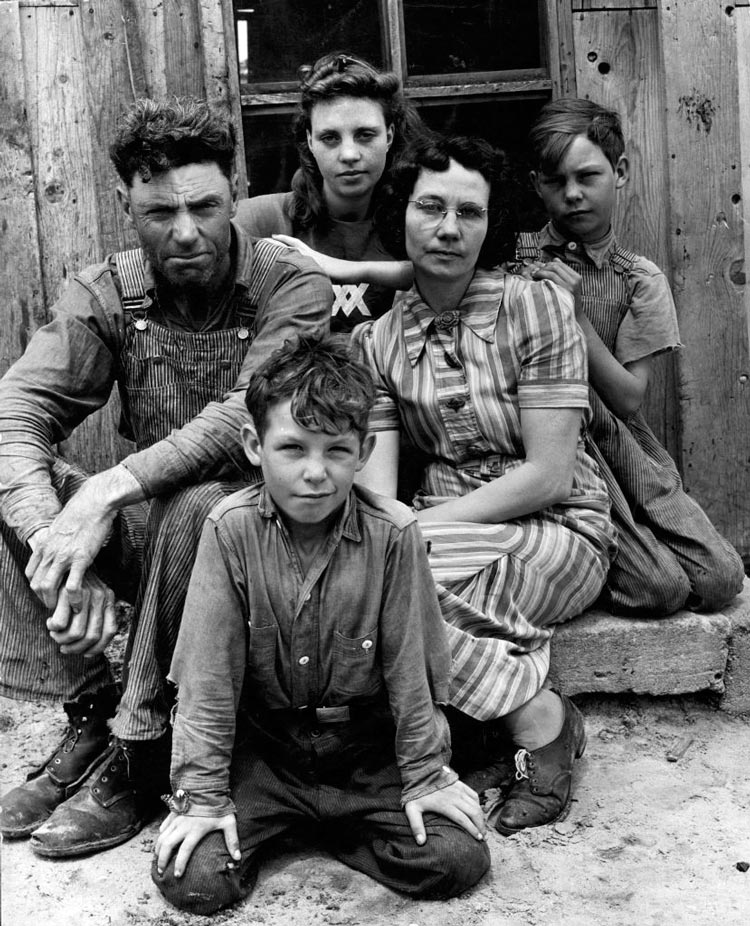 Farmer John Barnett and his family (Фермер Джон Барнетт и его семья), 1942