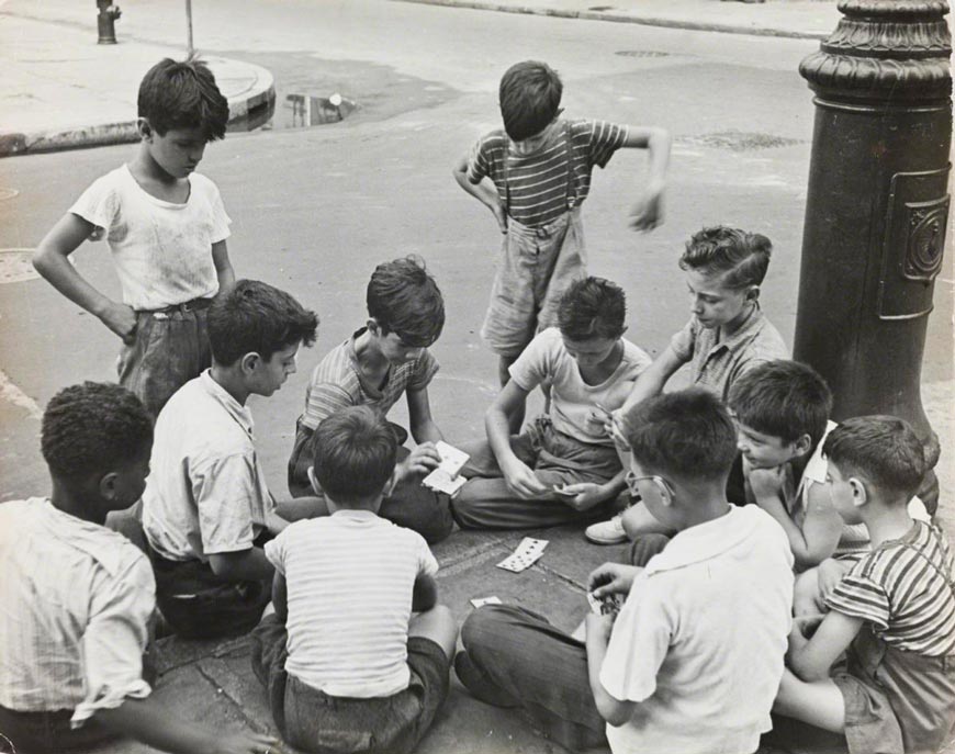 Neighborhood boys playing an intense card game of Hearts on the sidewalk next to an intersection (Мальчики округи играют в напряженную карточную игру «Сердца» на тротуаре рядом с перекрестком), 1943