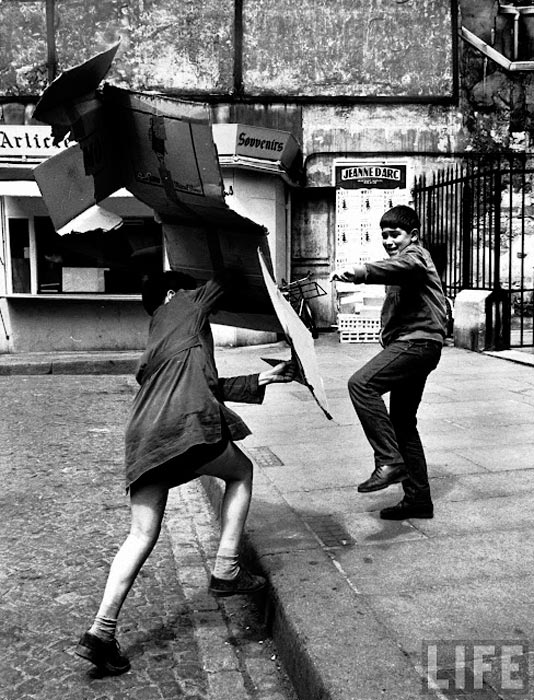 Two Parisian boys 'fighting a duel' in the street (Два парижских мальчика, «сражающихся на дуэли» на улице), 1963