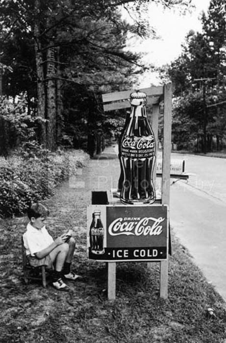 Little Boy Selling Coca-Cola at Roadside (Мальчик, продающий кока-колу у дороги), 1950s