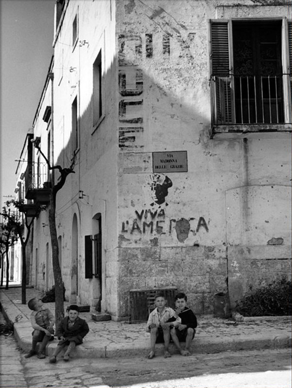 Remnants of Political Slogans Painted on Building, as Children Play in Street (Остатки политических лозунгов, нарисованных на здании, рядом с играющими на улице детьми), 1947