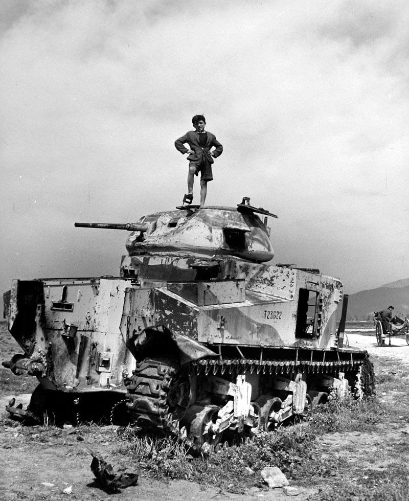 Italian boy standing on top of single US Army tank (Итальянский мальчик, стоящий на одном из подбитых американских танков ), 1947