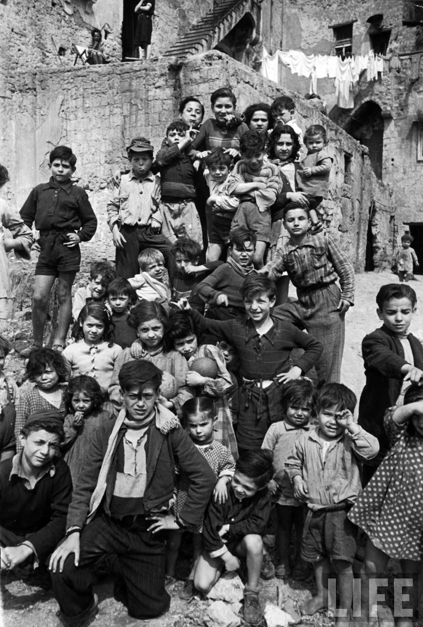 A group of slum children (Группа детей из трущоб), 1947