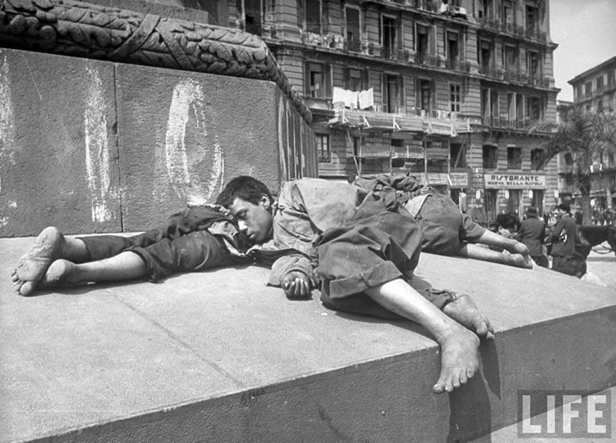 Street urchins sleeping at base of Garibaldi monument in public square (Уличные мальчишки, спящие у подножия памятника Гарибальди на площади), 1947