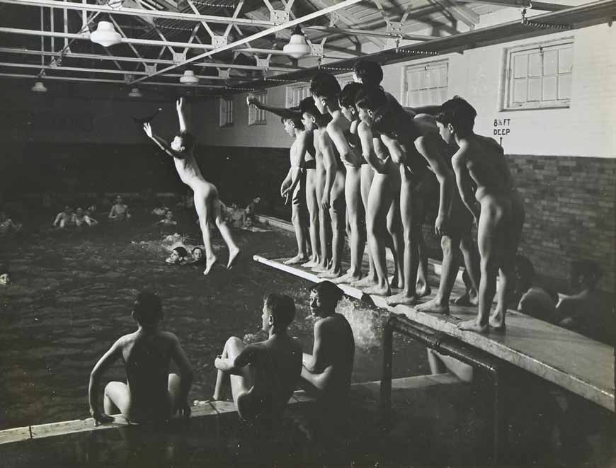 Nude Boys at the Pool (Нагие мальчики в бассейне), c.1940