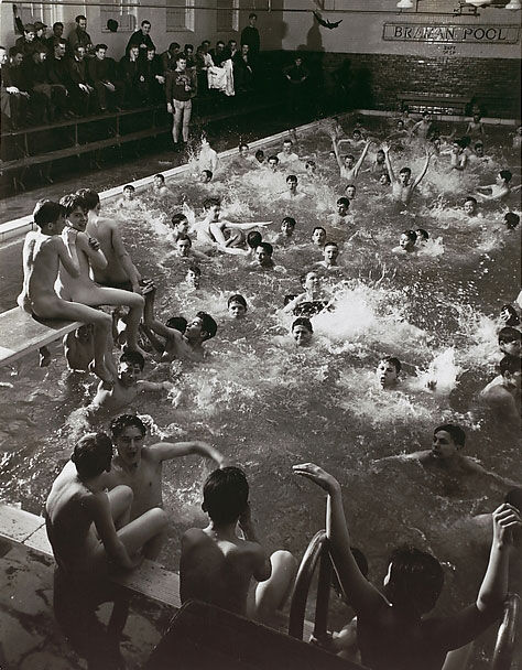 ELISOFON Eliot - Nude Boys at the Pool YMCA (Нагие мальчики в бассейне YMCA), c.1940