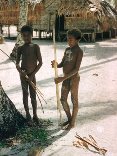 Two Naked Native Male Children with Bows and Arrows Standing on White Beach Santa Cruz Island (Два нагих мальчика-туземца с луками и стрелами, стоящих на белом пляже острова Санта-Круз)