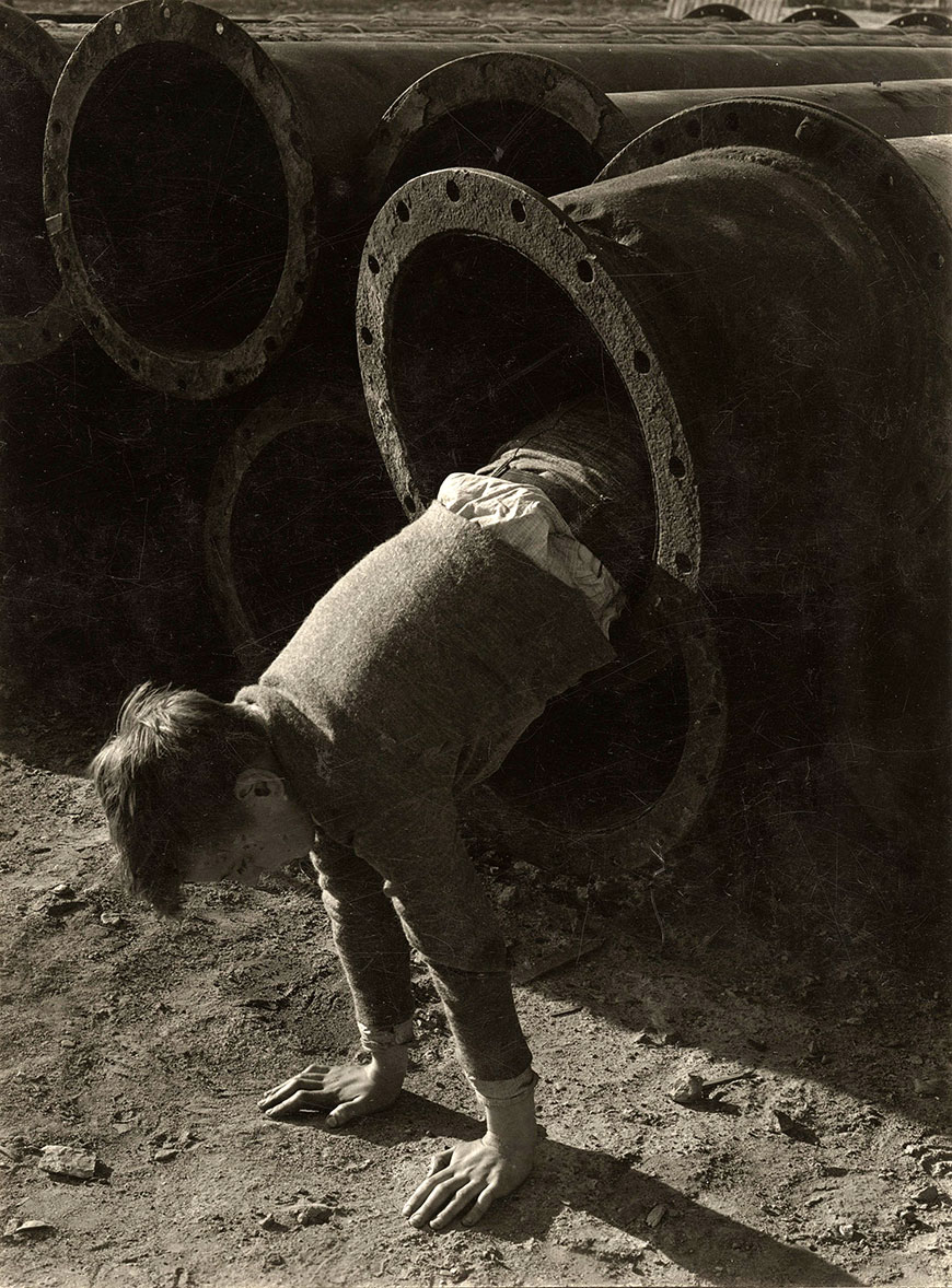 Even sewer pipe makes a playground (Играть можно и в канализационных трубах), 1937