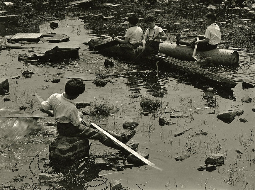 East Side boys go to sea in a puddle (Мальчики из Ист-Сайда становятся моряками в луже), 1937