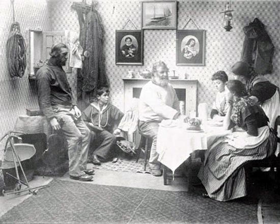 Cottege interior, fisherman`s family (Интерьер коттеджа семьи рыбака), c.1886