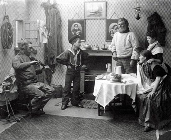 Cottege interior, fisherman`s family (Интерьер коттеджа семьи рыбака), c.1886