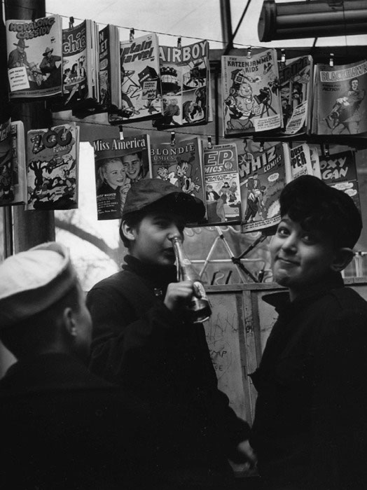 Comic Book Stand (Витрина с комиксами), 1946