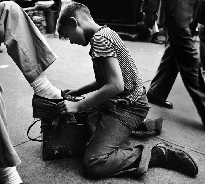 Shoeshine Boy At Work (Чистильщик обуви за работой), New York, 1940s