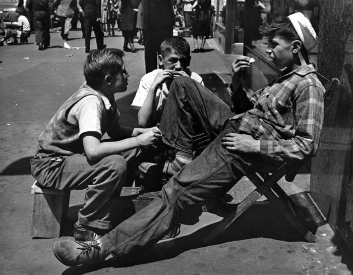 Shoe Shiners At Lunch (Три чистильщика обуви за ланчем), New York, 1940s