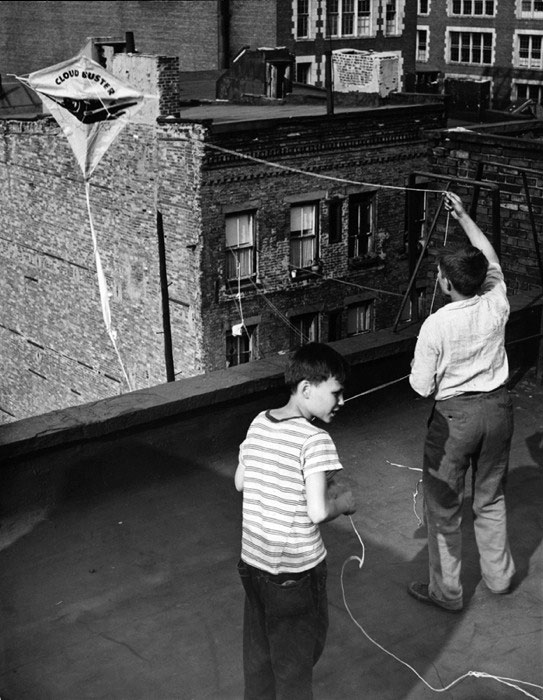 Two boys fly a kite from a rooftop (Два мальчика запускают воздушного змея с крыши), 1940s