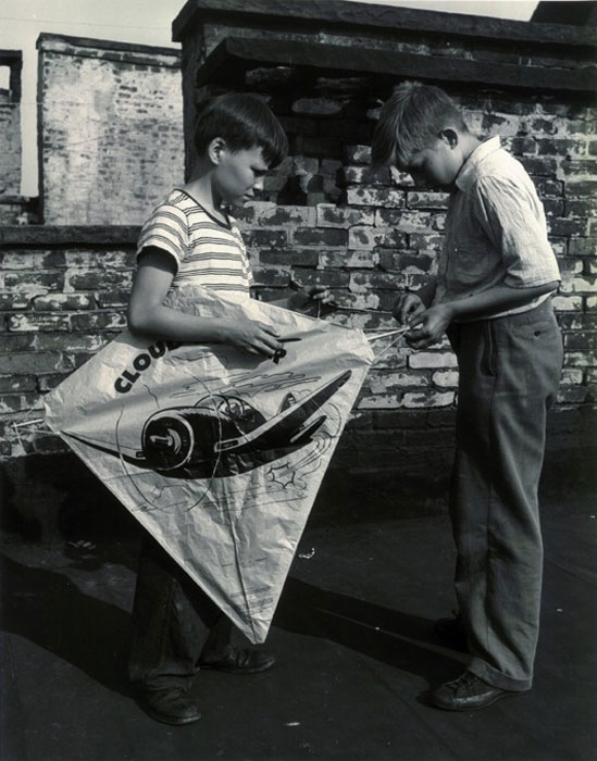 Two boys fly a kite from a rooftop (Два мальчика запускают воздушного змея с крыши), 1940s