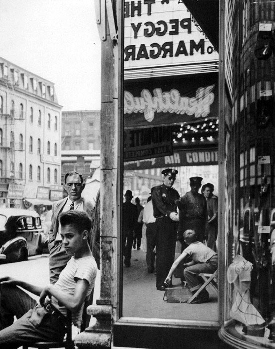 Shoeshine Boy with Cop (Чистильщик обуви и полицейский), 1948