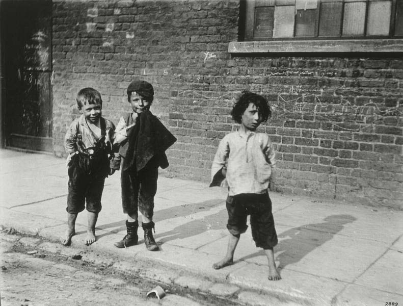 Street urchins in Lambeth (Уличные бродяжки в Ламбете, Лондон), XIX