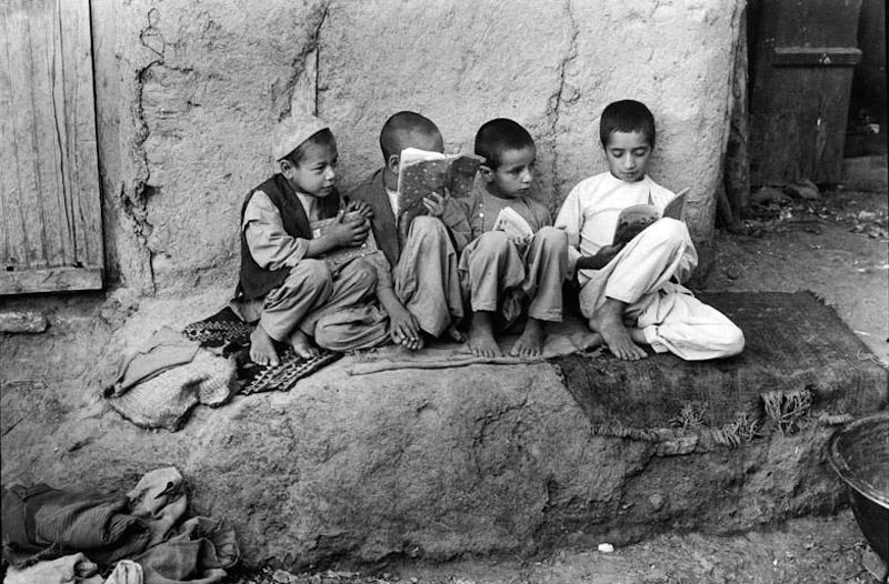 Young boys reading (Читающие мальчики), 1977