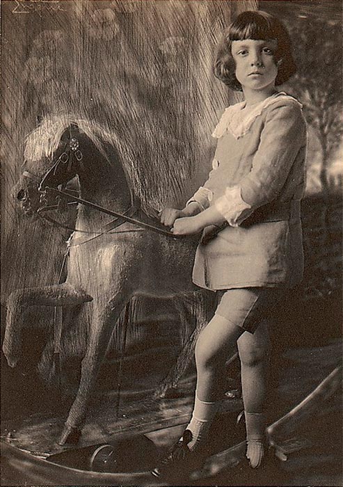 H.R.H. Prince Leopold and His Hobbyhorse (Его Королевское Высочество принц Леопольд и его лошадка), 1910