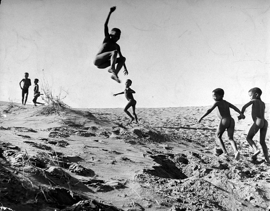 Bushman children playing games on sand dunes (Дети бушменов, играющие на песчаных дюнах), 1947