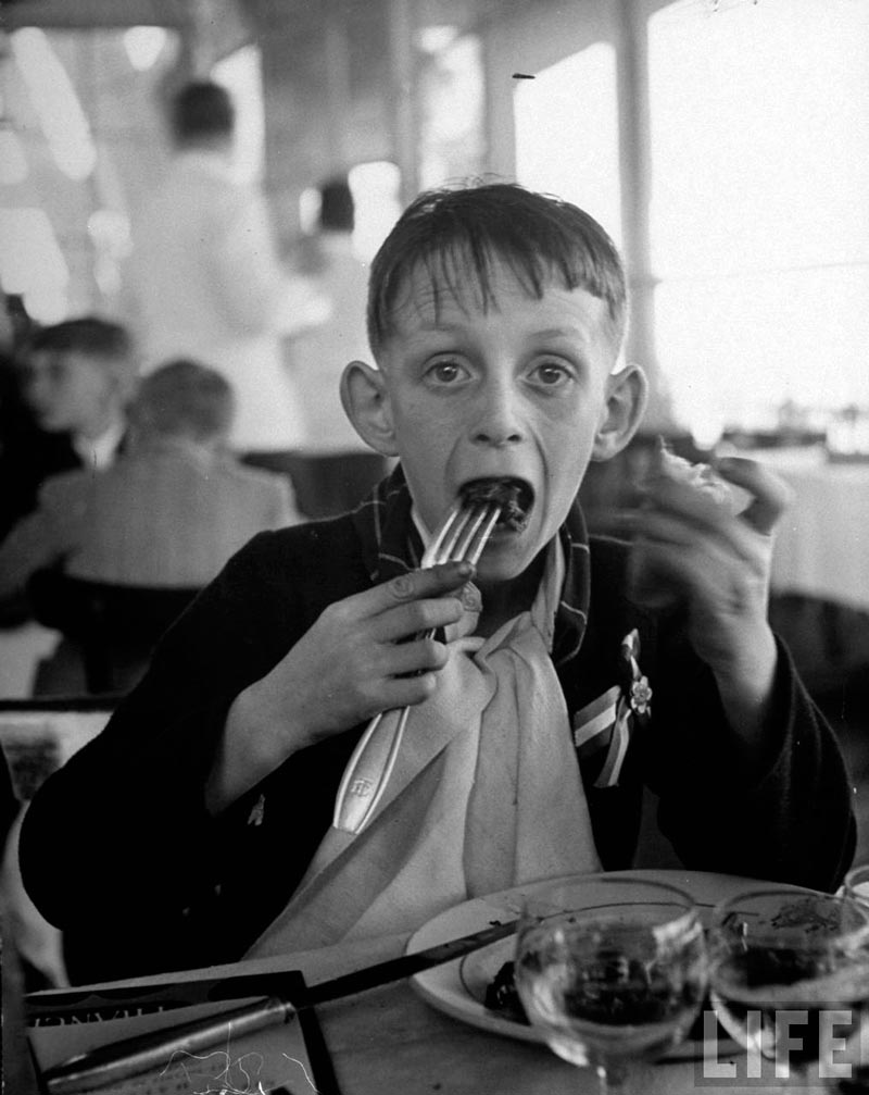 French boy Andre Poindeeault mastering a big bite (Французский мальчик Андре Пуандо, запищивающий в рот большой кусок), October 1949